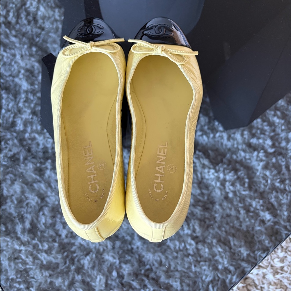 CHANEL Yellow and Black Flats - Picture 2 of 6